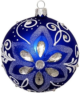 blå juletræskugle dekoreret med store krystaller